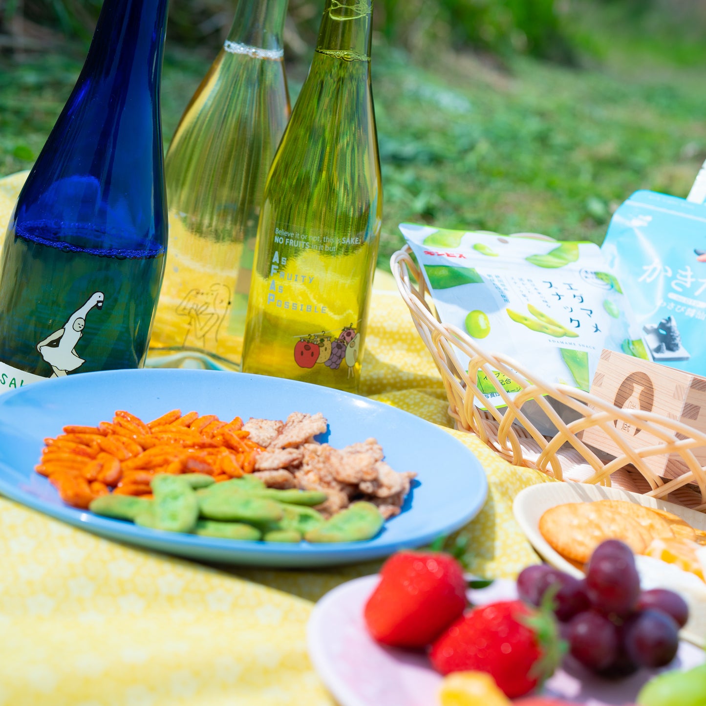 Sweet-fruity sake and Traditional Japanese snack set